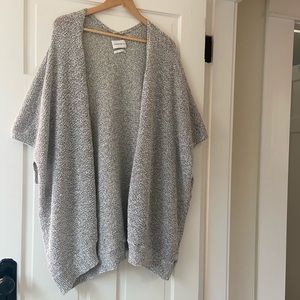 Aritzia Community Cape Size xs/s light grey